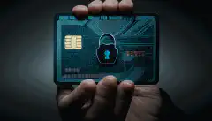 信用保護を表す錠前のマークがついたクレジットカードを持つ人。